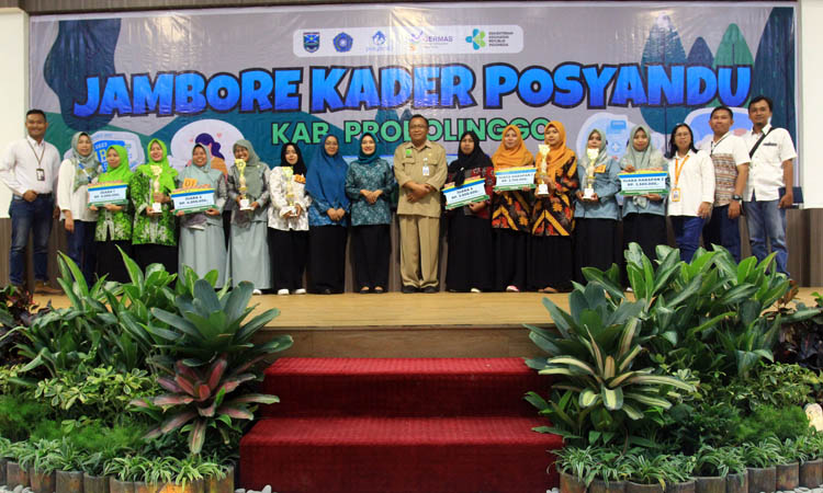 JUARA: Pj Ketua TP PKK Kabupaten Probolinggo Rita Erik Susanti dan Plt Kadinkes Mujoko, S.KM., M.Kes. berfoto bersama para juara lomba.