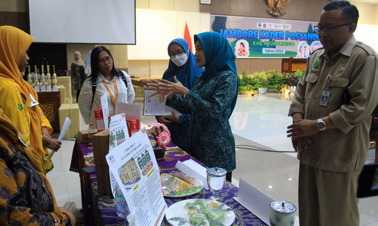 GAYENG: Pj Ketua TP PKK Kabupaten Probolinggo Rita Erik Susanti Ugas Irwanto dan Pj Kadinkes Mujoko, S.KM., M.Kes. meninjau stan peserta Lomba Cipta Menu.