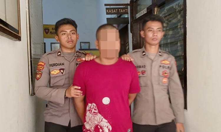 DIAMANKAN: S digiring untuk diperiksa penyidik usai diamankan Rabu (15/11).
