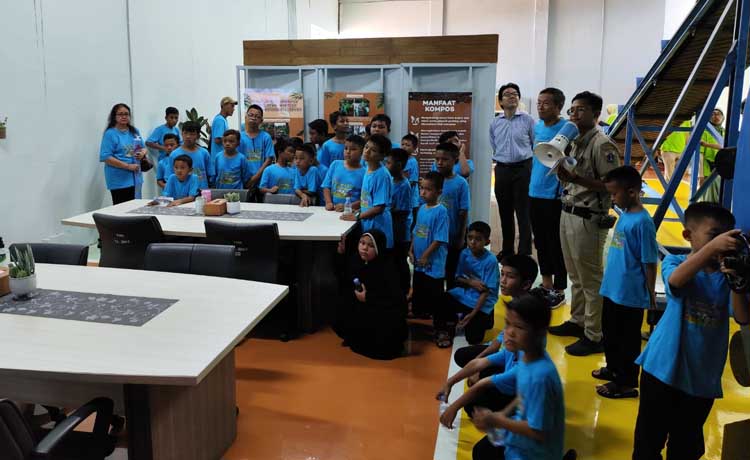 Suasana saat Paiton Energy mengundang anak-anak dari Panti Asuhan Mizan Amanah Pejompongan melihat langsung program Waste to Energy di Taman Margasatwa&nbsp;Ragunan.