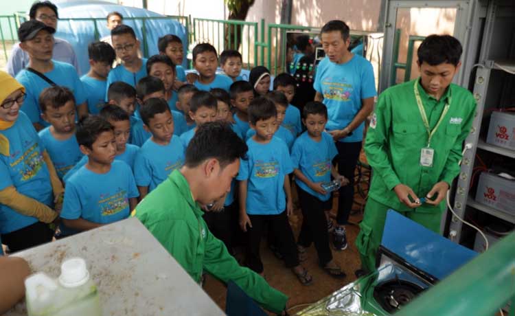 Suasana saat Paiton Energy mengundang anak-anak dari Panti Asuhan Mizan Amanah Pejompongan melihat langsung program Waste to Energy di Taman Margasatwa&nbsp;Ragunan.