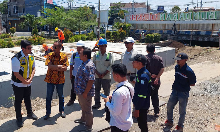 LIHAT LANGSUNG: Sejumlah anggota Komisi III DPRD Kota Probolinggo melihat langsung pembangunan box culvert di kawasan Gladak Serang.