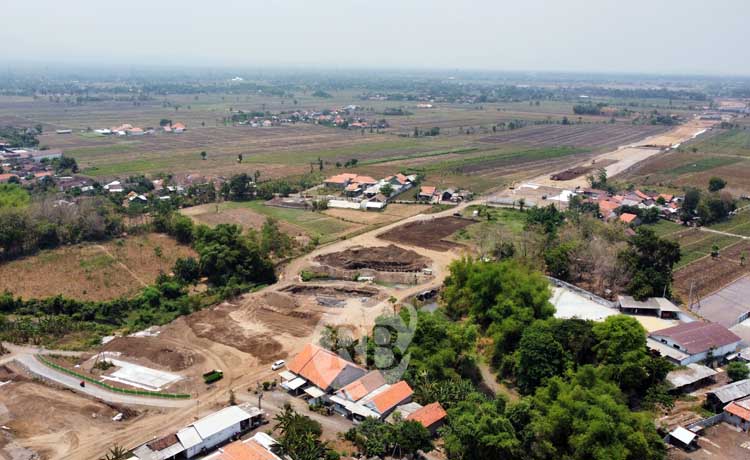Pengerjaan Jalan Tol Probowangi tahap I Segmen Gending-Besuki paket 1 saat ini mencapai 30 persen. Foto diambil dari Desa Gebangan, Krejengan, Kabupaten Probolinggo. (Fahreza Nuraga/ Radar Bromo)