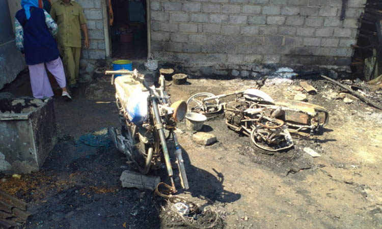 HANGUS: Dua motor yang ikut terbakar. Motor dengan tangki dimodifikasi inilah yang disangka menjadi penyebab kebakaran, Selasa (21/11) pagi lalu tersebut.