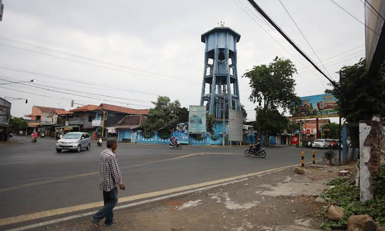 PADAT: Kondisi lalu lintas di simpang empat Randupangger saat siang hari.