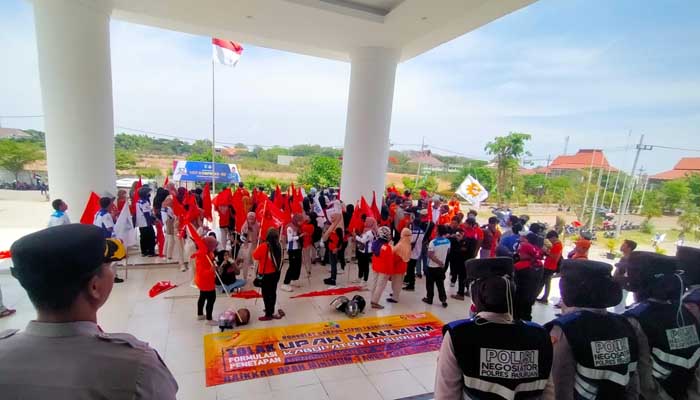 MINTA KENAIKAN UMK: Para buruh saat menggelar demo di kantor bupati Pasuruan di kompleks perkantoran Raci, Kamis (23/11). (Iwan Andrik/ Radar Bromo)