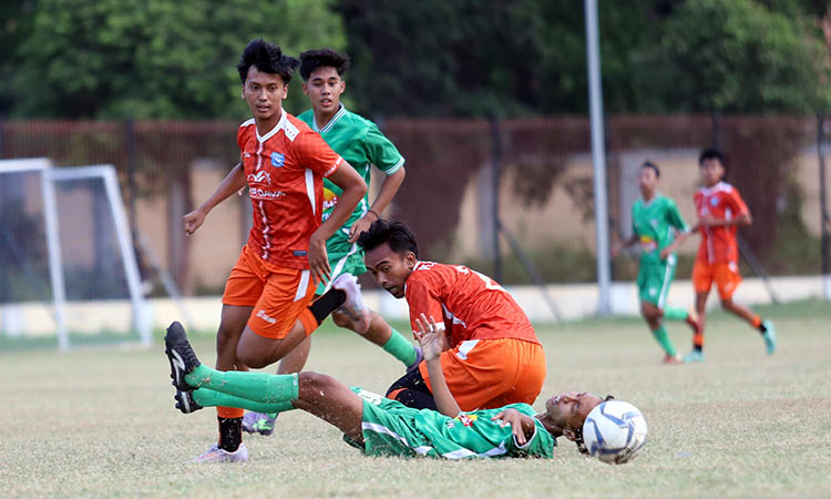 JAJAL KEKUATAN: Persipro 54 (jersey oranye) saat melawan Assyabaab Bangil (jersey hijau) di Stadion Bayuangga, beberapa waktu lalu.