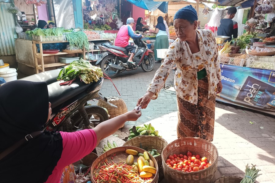 TAWAR MENAWAR: Pedagang cabai dan pembeli bertransaksi di Pasar Maron Jumat (24/11) pagi.