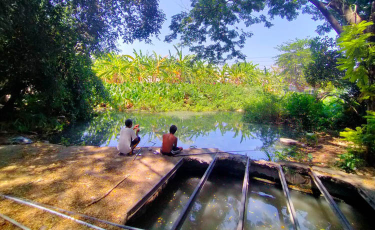 Kawasan Sumber Dongki yang dimanfaatkan untuk tempat mancing bagi warga.