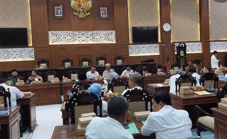 BAHAS ANGGARAN: Suasana rapat banggar di DPRD Kota Probolinggo, Jumat (24/11). Dapat yang membahas APBD 2024 itu juga membahas soal peremajaan motor lurah.
