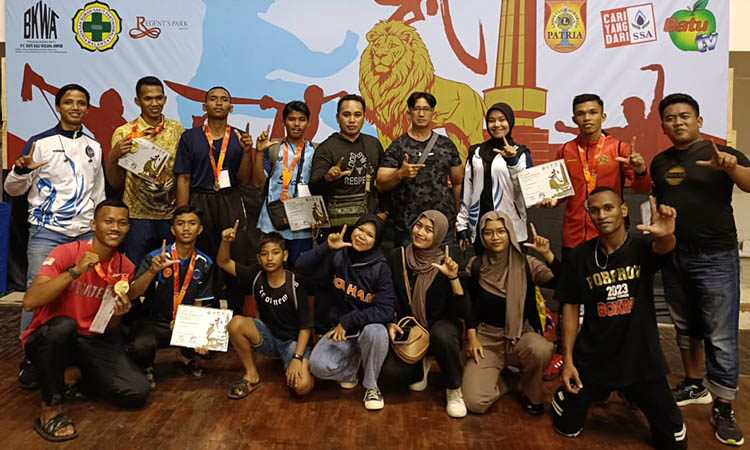 TETAP BERPRESTASI: Atlet-atlet Wushu Kota Pasuruan berpose bareng piagam yang mereka raih dari laga di Malang.
