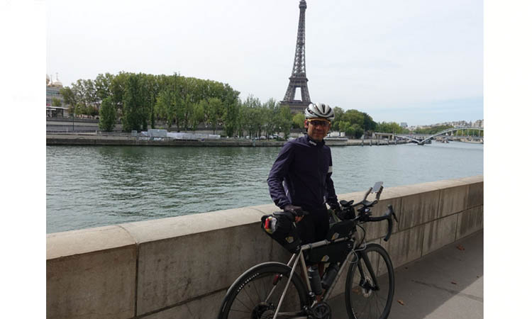 RIBUAN KILOMETER: Ilham Maulana mampir di sekitar di Menara Eiffel saat event Paris Brest Paris, Agustus silam. Selama perjalanannya menempuh rute, Ilham membawa keperluannya di tas sepeda yang dia ke