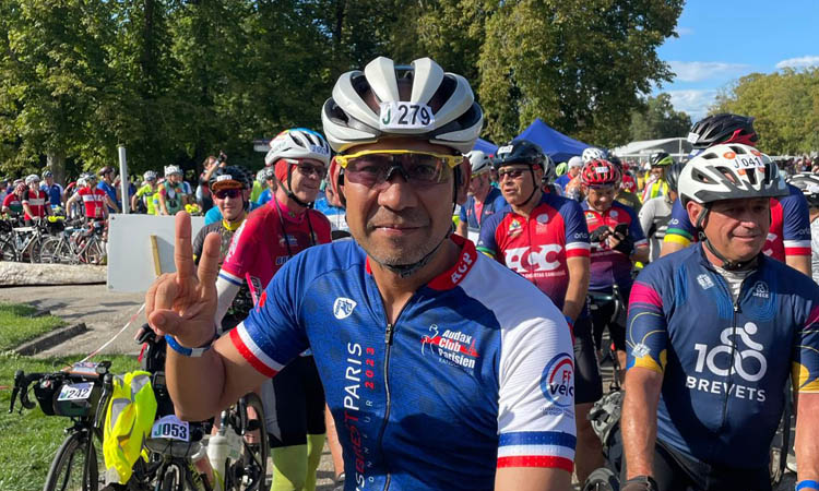 KAWAN BARU: Ilham Maulana menjelang start di salah satu etape di Paris Brest Paris. Event empat tahunan ini diikuti 7 ribu peserta dari manca negara.