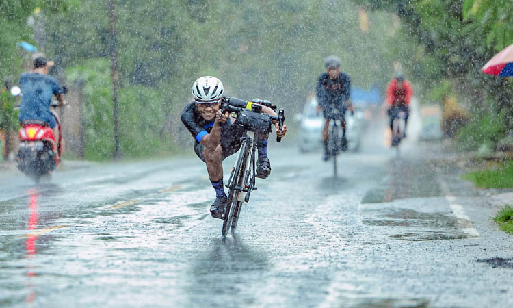 SEGALA KONDISI: Jamal Andriyanto yang menembus hujan saat mengikuti Audax Bali 400 Kilometer.