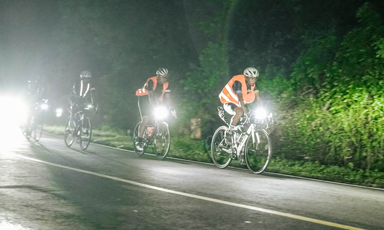 HARUS KUAT: Jamal Andriyanto yang mengayuh sepedanya di malam hari saat Audax Bali 400 Kilometer.