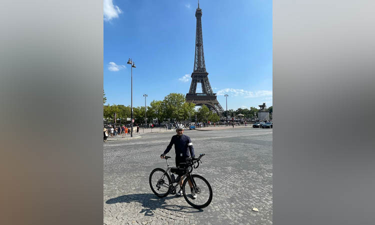 POSE DULU: Ilham Maulana di sekitar di Menara Eiffel saat event Paris Brest Paris, Agustus silam. Selama perjalanannya menempuh rute, Ilham membawa keperluannya di tas sepeda yang dia kendarai.