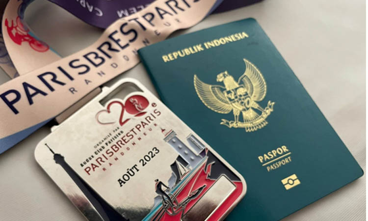 Kartu tanda peserta Paris Brest Paris dan Pasport milik Ilham.