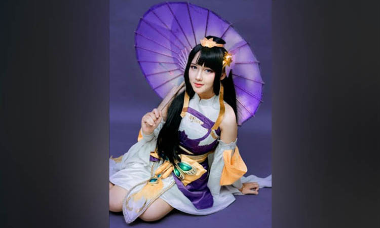 FAVORIT: Abidah Murarohah berdandan menggunakan kostum ala Kagura dalam game Mobile Legends.