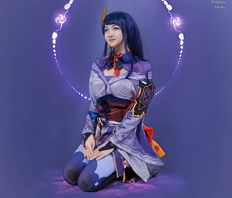 Indah saat cosplay Raiden Shogun dalam game Genshin Impact.