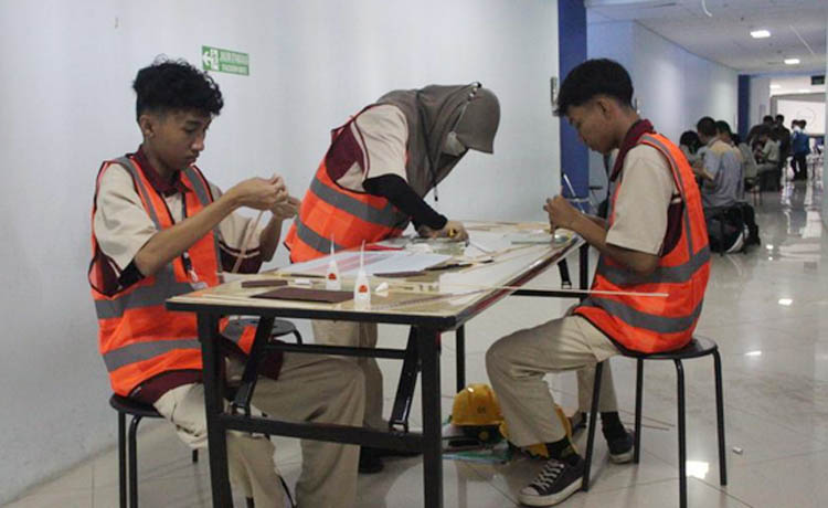 KERJASAMA: Ali Baba, Andyana dan Bustanul ketika berlomba.
