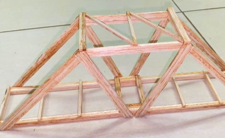 Jembatan dari kayu balsa buatan siswa SMKN 2 Kota Probolinggo.