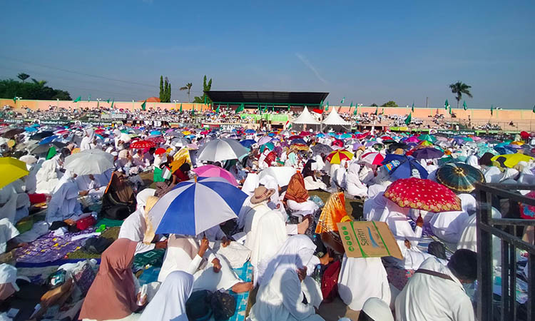 Para jemaah khusyuk melantunkan doa meski cuaca cukup terik.