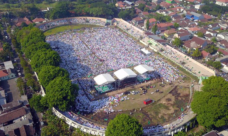 DIPENUHI MANUSIA: Jemaah Istighotsah Kubro memenuhi Stadion R Soedrasono, Pogar, Bangil, saat difoto dari udara.