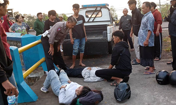 DIDUGA NGANTUK: Kondisi korban sesaat usai menabrak truk parkir.