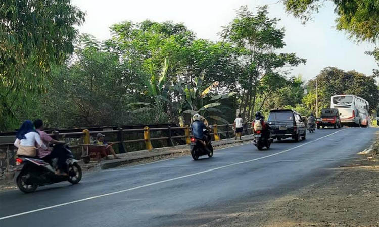 BELUM IDEAL: Sejumlah pengendara melintas di Jembatan Petung, Kota Pasuruan. Jembatan ini perlu dilebarkan karena belum ideal.