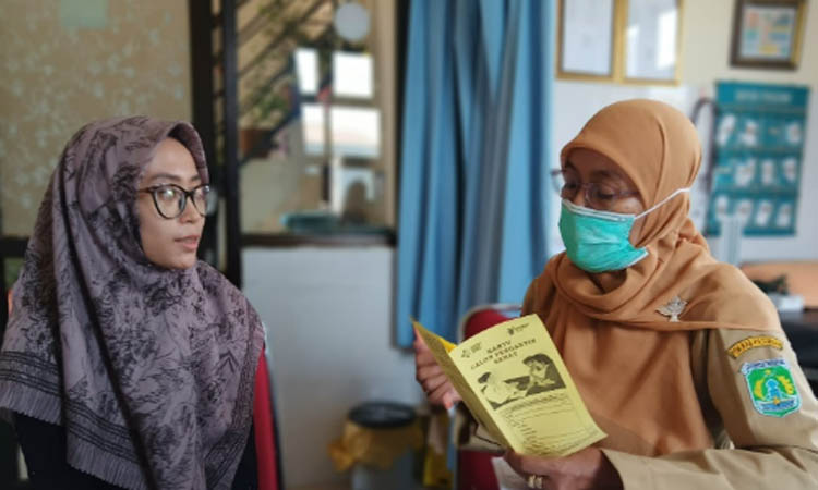 KONSELING: Petugas Puskemas Gempol, Kabupaten Pasuruan, dalam kegiatan konseling calon pengantin.