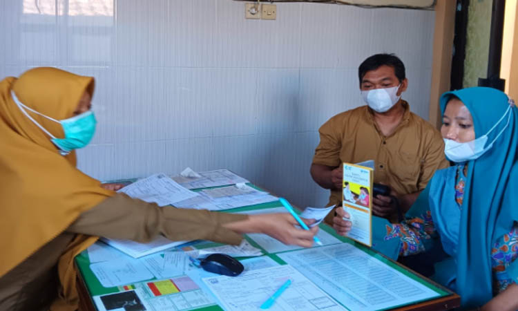 KONSELING: Petugas Puskemas Gempol, Kabupaten Pasuruan, dalam kegiatan konseling calon pengantin.