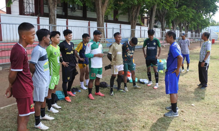 SIMAK: Farhan Dimas (paling kiri), mendengarkan instruksi dari Suhaemi, pelatih Persekap.