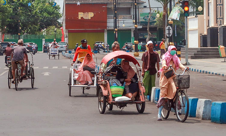 BIKIN RESAH: Becak motor yang beroperasi di wilayah wisata religi Kota Pasuruan. Keberadaan mereka bikin resah tukang becak wisata dan pengendara motor.