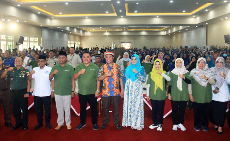 KOMPAK: Dirjen P2P Kemenkes RI Dr. dr. Maxi Rein Rondonuwu, DHS,MARS. bersama Direktur P2PM dr. Imran Pambudi, MPHM. Pj Bupati Probolinggo Ugas Irwanto, S.Sos., M.Si. bersama para undangan berfoto ber