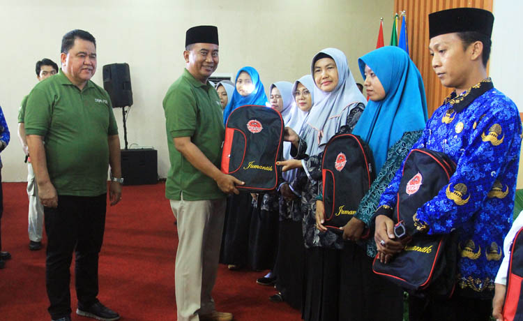 PENYERAHAN: Pj Bupati Probolinggo Ugas Irwanto, S.Sos., M.Si. menyerahkan Jumantik Kit kepada Kader Jumantik Desa.