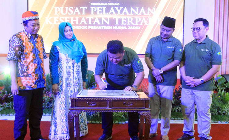 PERESMIAN: Dirjen P2P Kemenkes RI Dr. dr. Maxi Rein Rondonuwu, DHS,MARS. menandatangani prasasti peresmian P2KT Klinik Az-Zainiyah Ponpes Nurul Jadid.