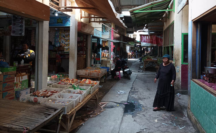 RUTIN DIPANTAU: Suasana di Pasar Semampir saat pagi hari. Harga bahan pokok selalu dipantau pemerintah agar kenaikan harga tidak signifikan.