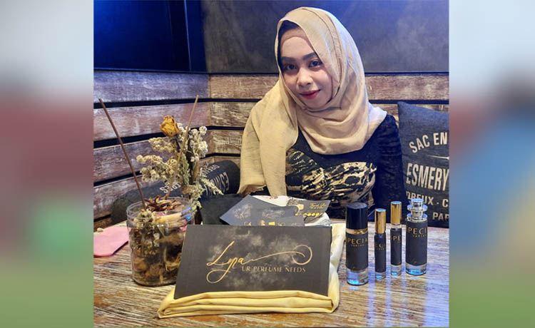 HASIL RISET: Alya Rahma dengan produk parfum hasil permintaan khusus dari pelanggannya.