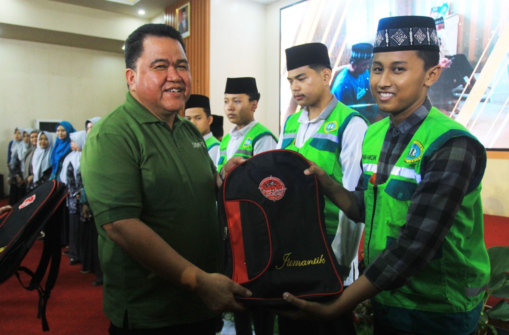 DUKUNGAN: Dirjen P2P Kemenkes RI Dr. dr. Maxi Rein Rondonuwu, DHS,MARS. menyerahkan Jumantik Kit kepada Kades Jumantik Santri.