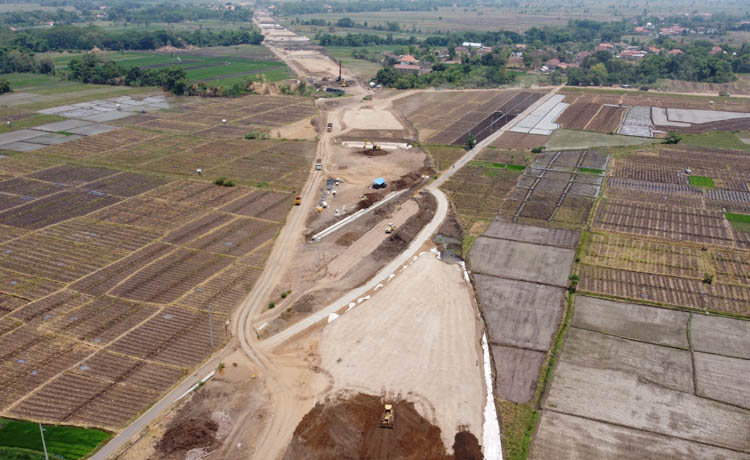 TERUS DIGARAP: Proyek pembangunan Jalan Tol Probowangi terus digarap. Salah satu lahan yang digunakan merupakan milik Dinas PUPR Kabupaten Probolinggo.