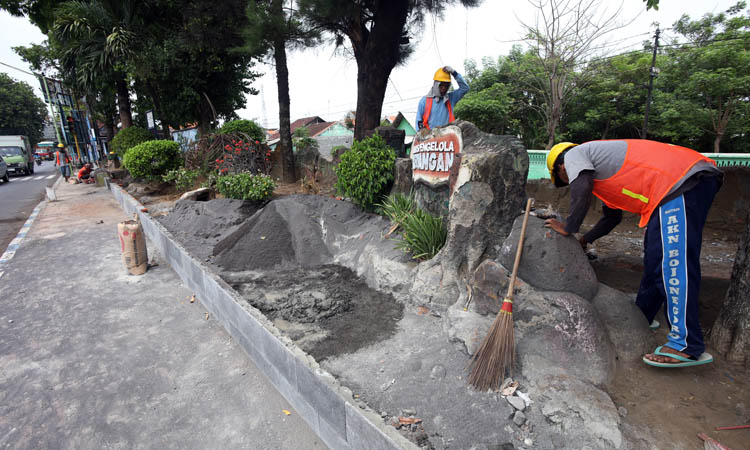 DIGARAP: Sejumlah pekerja memperbaiki taman di sepanjang Jalan Soekarno Hatta, Kota Probolinggo.