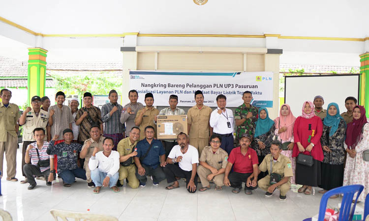 SINERGI: PLN UP3 Pasuruan bersama Anggota Polres Pasuruan berfoto bersama Masyarakat Desa Sambisirah, Kecamatan Wonorejo, peserta sosialisasi bayar listrik tepat waktu.
