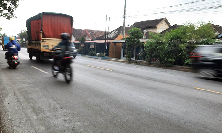 RAWAN KECELAKAAN: Sejumlah kendaraan melewati jalan raya Ngopak yang masuk black spot rawan kecelakaan.