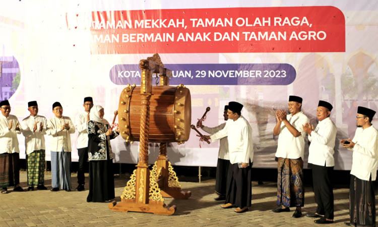 SIMBOLIS: Gubernur Jawa Timur Dra. Hj. Khofifah Indar Parawansa, M.Si. bersama Wali Kota Pasuruan Drs. H. Saifullah Yusuf saat groundbreaking dengan simbolis pemukulan bedug di Lapangan Krampyangan, R
