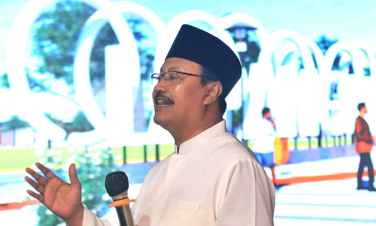 TAK BERHENTI: Wali Kota Pasuruan Drs. H. Saifullah Yusuf mempresentasikan Taman Tematik Krampyangan yang akan menjadikan Kota Pasuruan sebagai kota manasik terbesar di Indonesia.