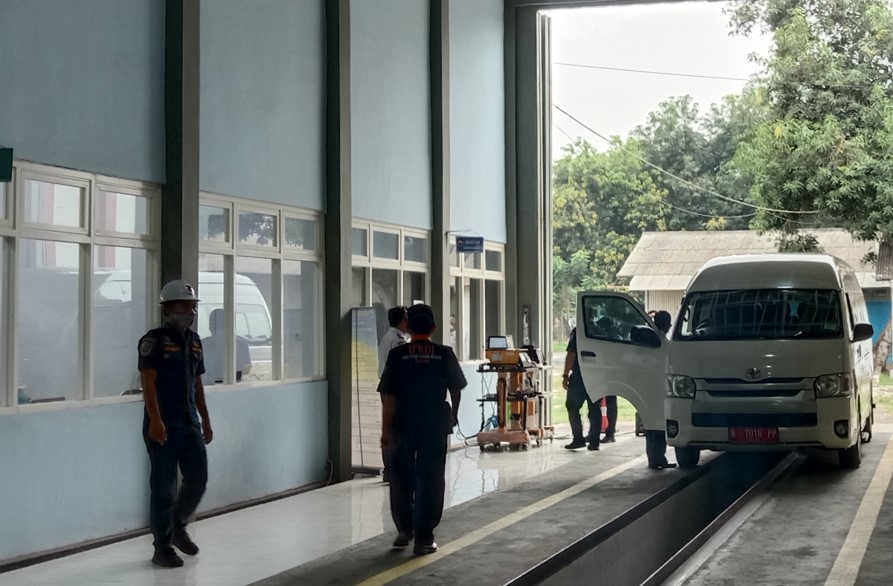 UJI KIR: Sejumlah kendaraan melakukan uji kir di UPT Pengujian Kendaraan Bermotor di Kraksaan.