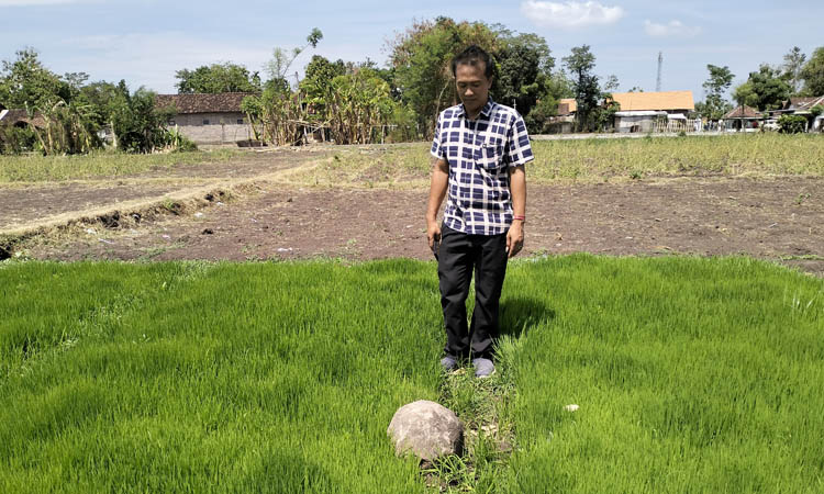 DIKERAMATKAN : Kaur Umum Desa Bulu Mohammad Topan melihat batu persegi delapan di Dusun Sumber.