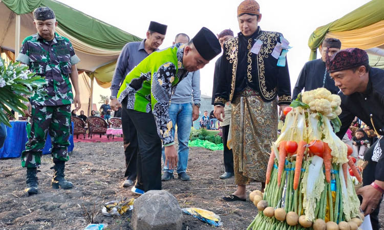 KEGIATAN DESA : Pj Bupati Probolinggo Ugas Irwanto saat menghadiri kegiatan selamatan Desa Bulu, beberapa waktu lalu.