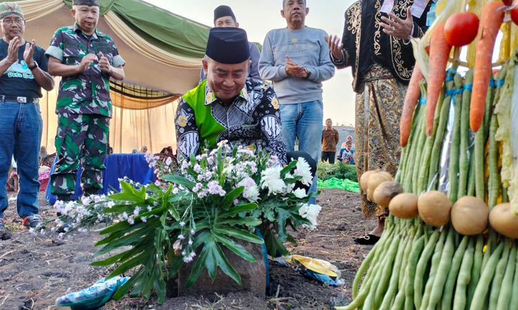 KEGIATAN DESA : Pj Bupati Probolinggo Ugas Irwanto saat menghadiri kegiatan selamatan Desa Bulu, beberapa waktu lalu.