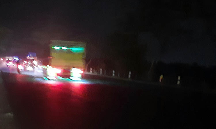 GELAP: Kondisi ruas jalan raya pantura di Semambung, Grati, yang gelap saat malam hari karena minim penerangan.